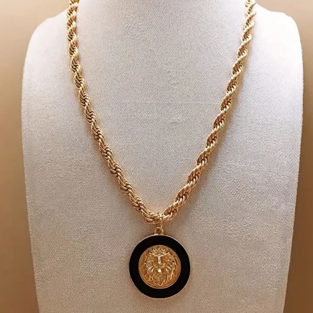 Elegant Designer Luxury Lion Head Pendant Necklace - NEW